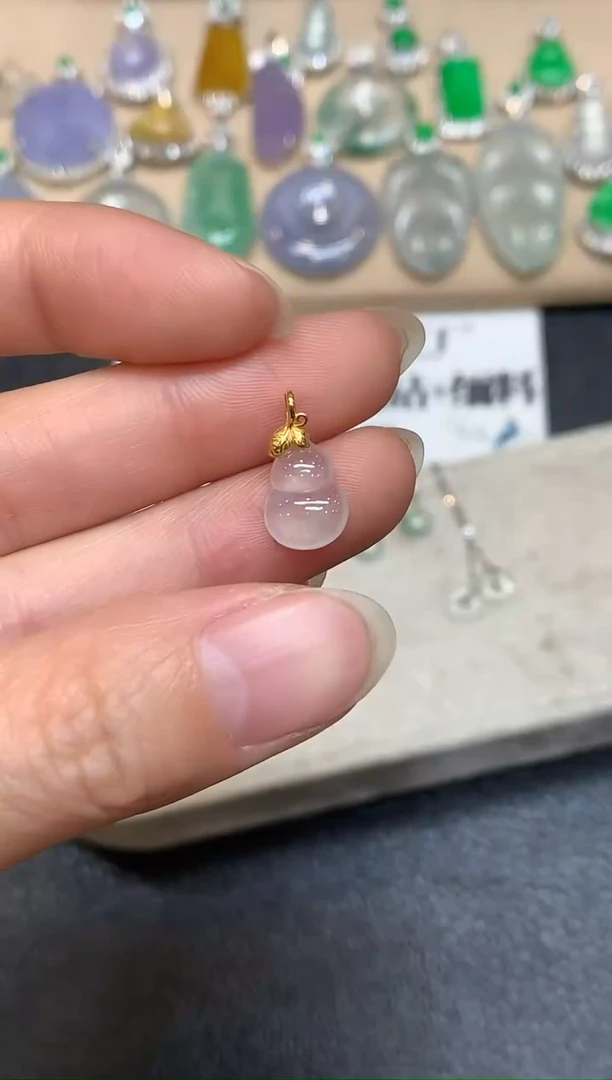 颈饰18K金镶嵌翡翠葫芦【无服务费