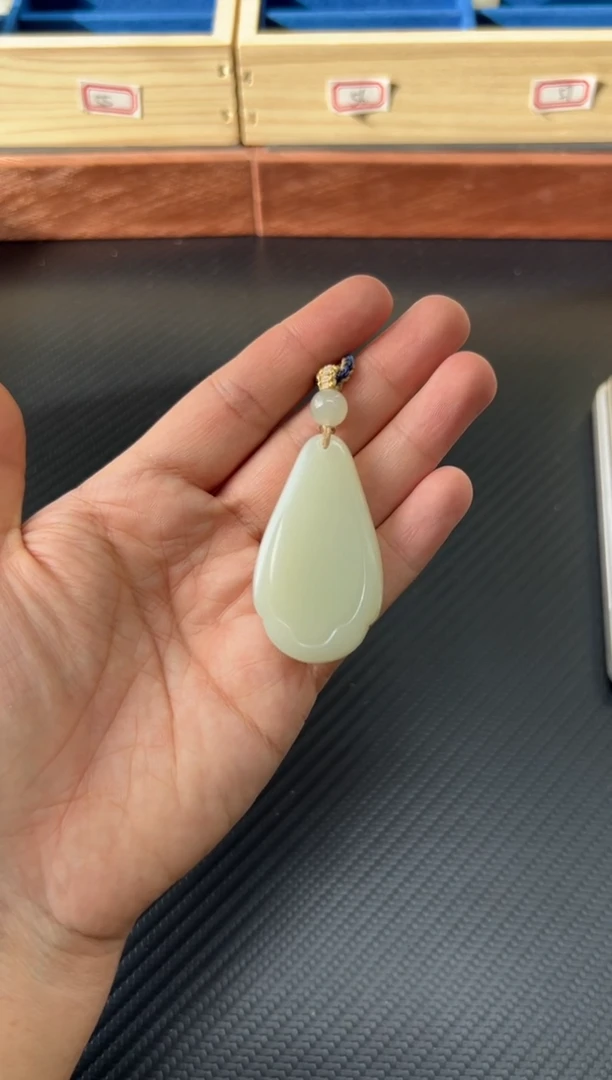 吊坠(赠链)未镶嵌和田玉且末微色差迪克兰一细吊坠
