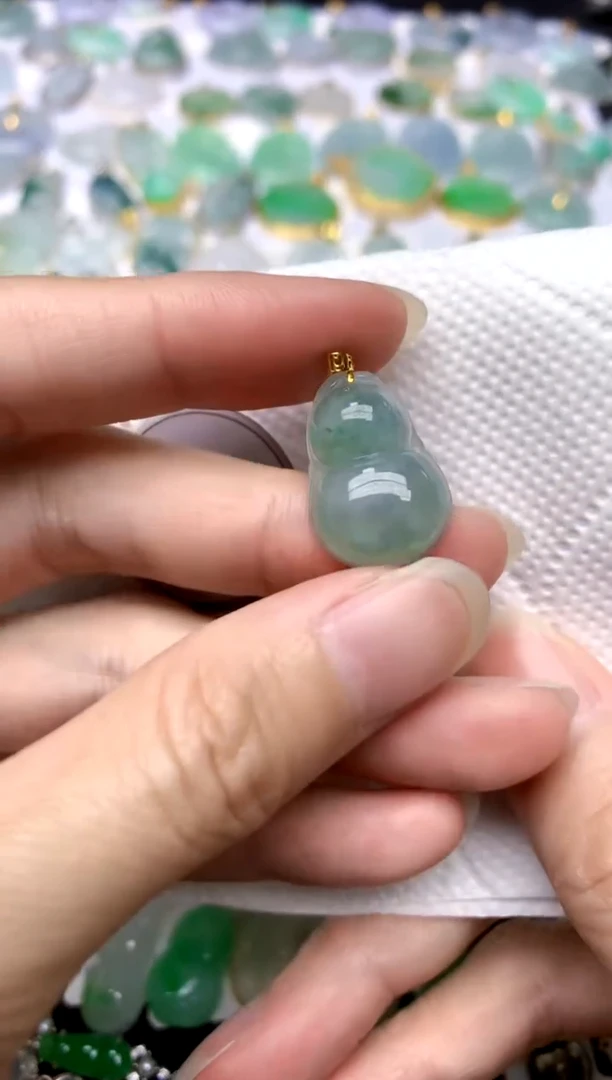 颈饰18K金镶嵌翡翠天然A货翡翠