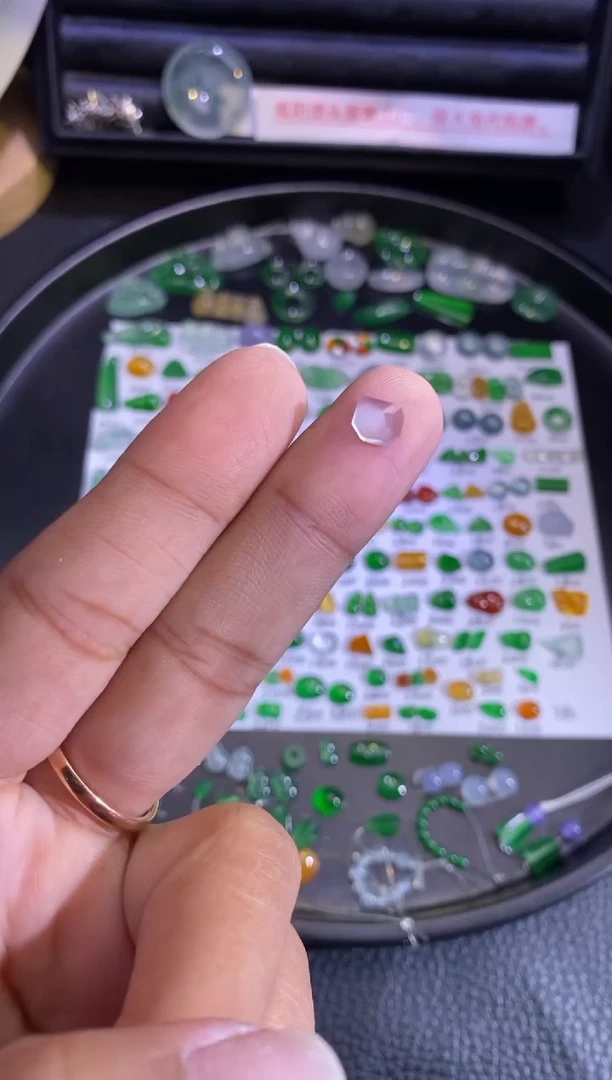 未镶嵌挂件翡翠切割