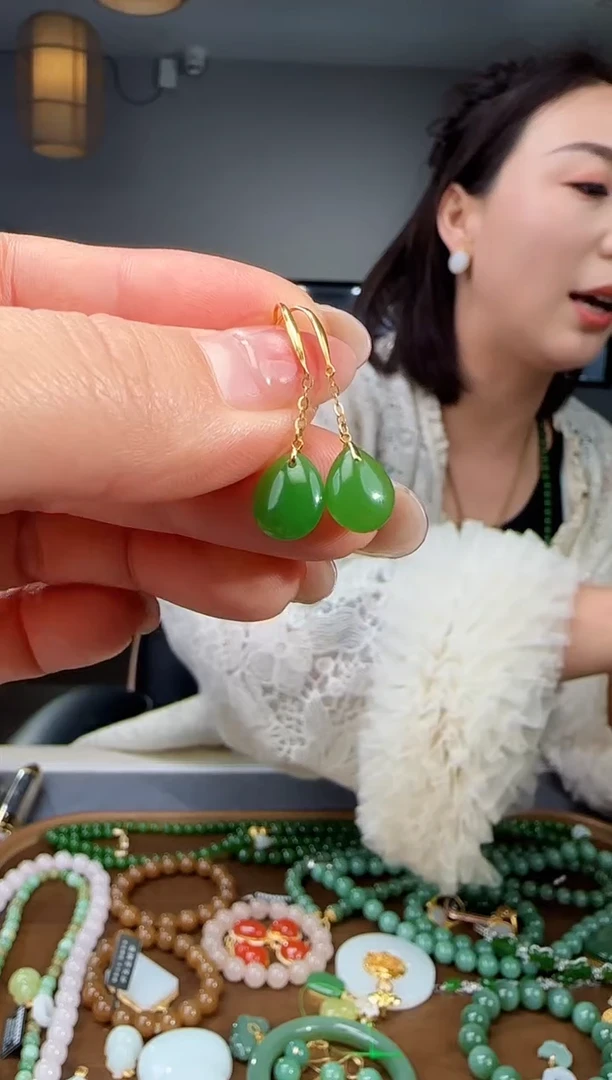 18K金镶嵌和田玉耳饰1