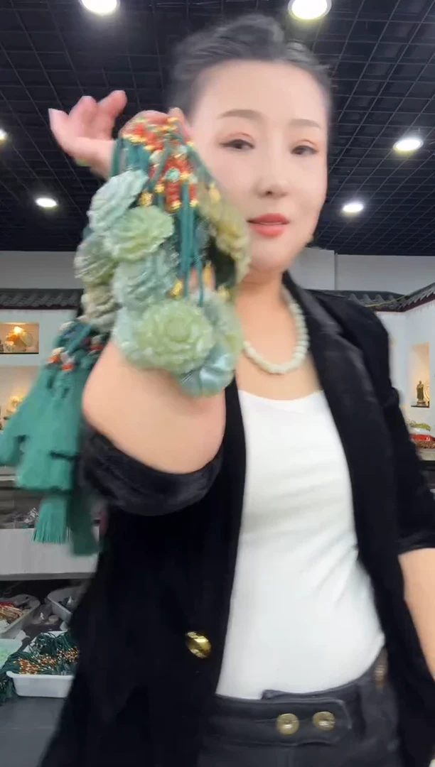 未镶嵌岫玉颈饰花玉蓝水牡丹花