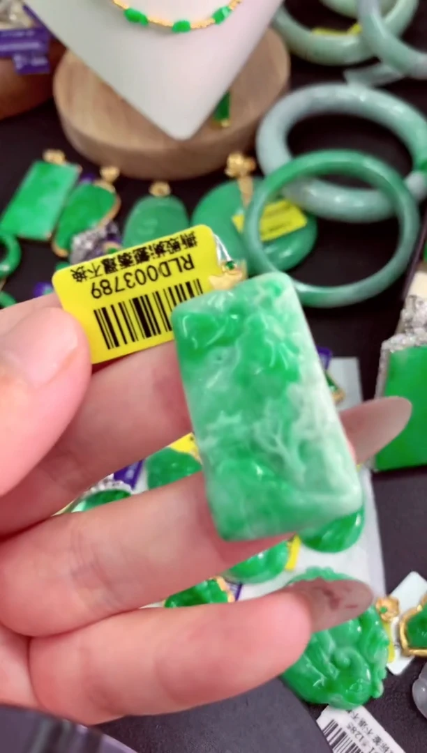 翡翠18K金镶嵌颈饰挂件