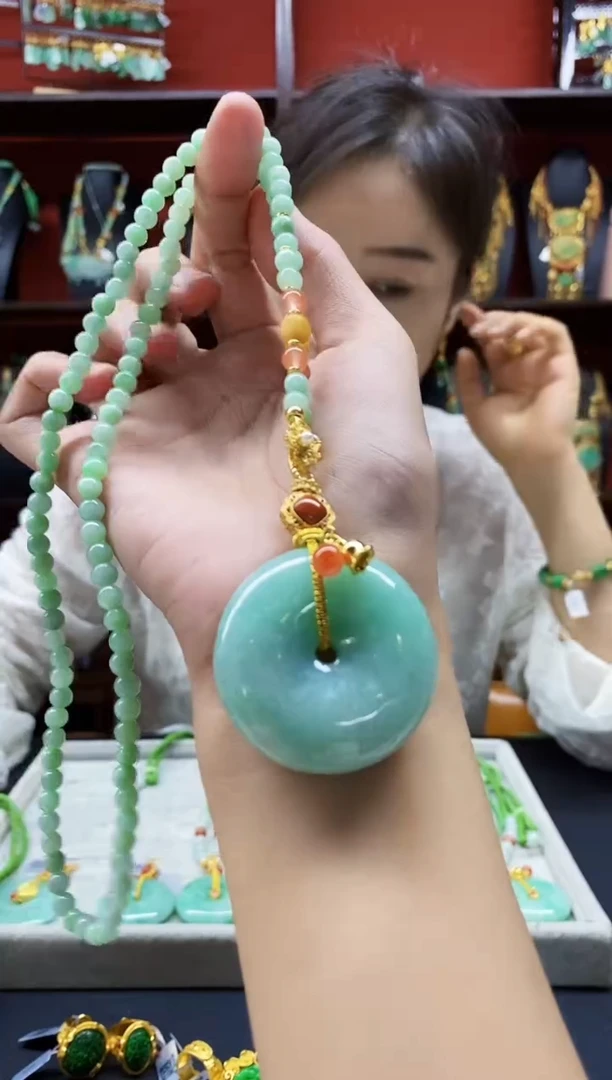 颈饰未镶嵌翡翠吊坠
