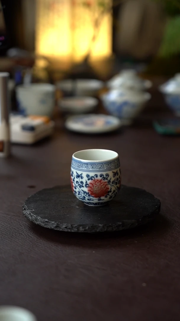 景德镇全手工手绘青花缠枝莲带内绘釉里红回字纹主人杯