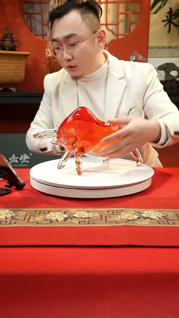 手工艺品琉璃红牛