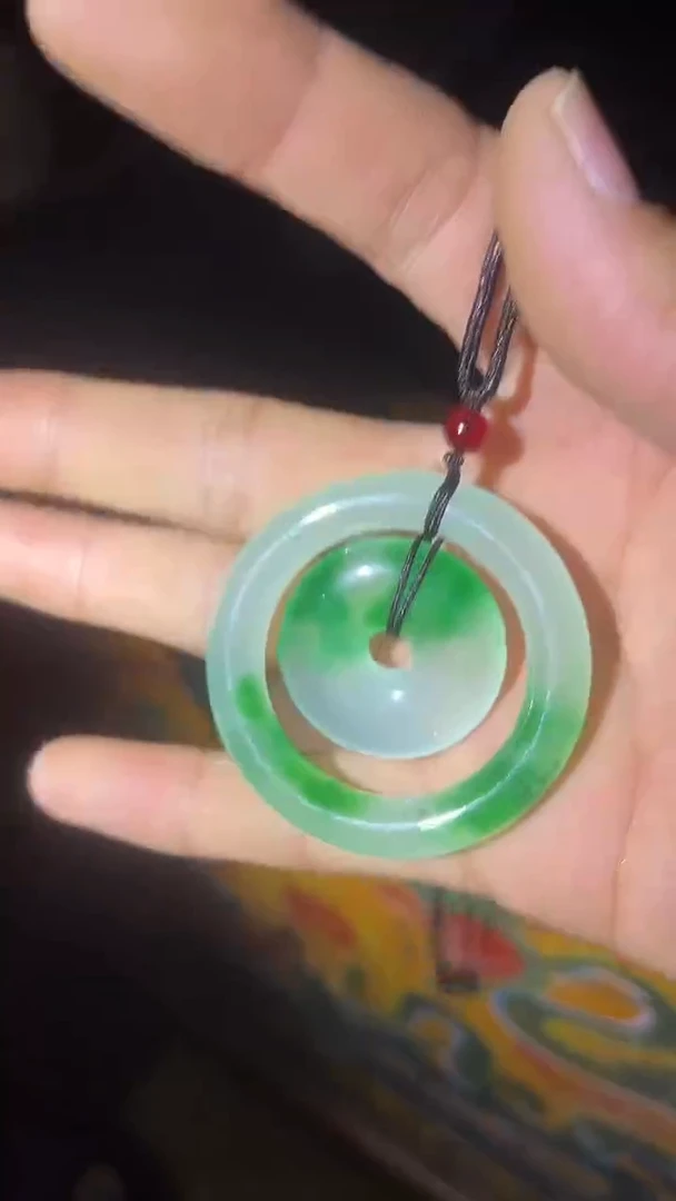 和田玉未镶嵌挂件飘绿双圈扣带绳