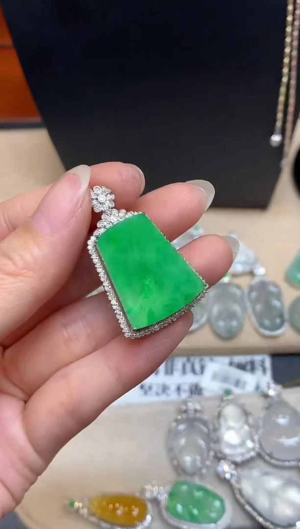 颈饰18K金镶嵌翡翠无事牌【无服务费