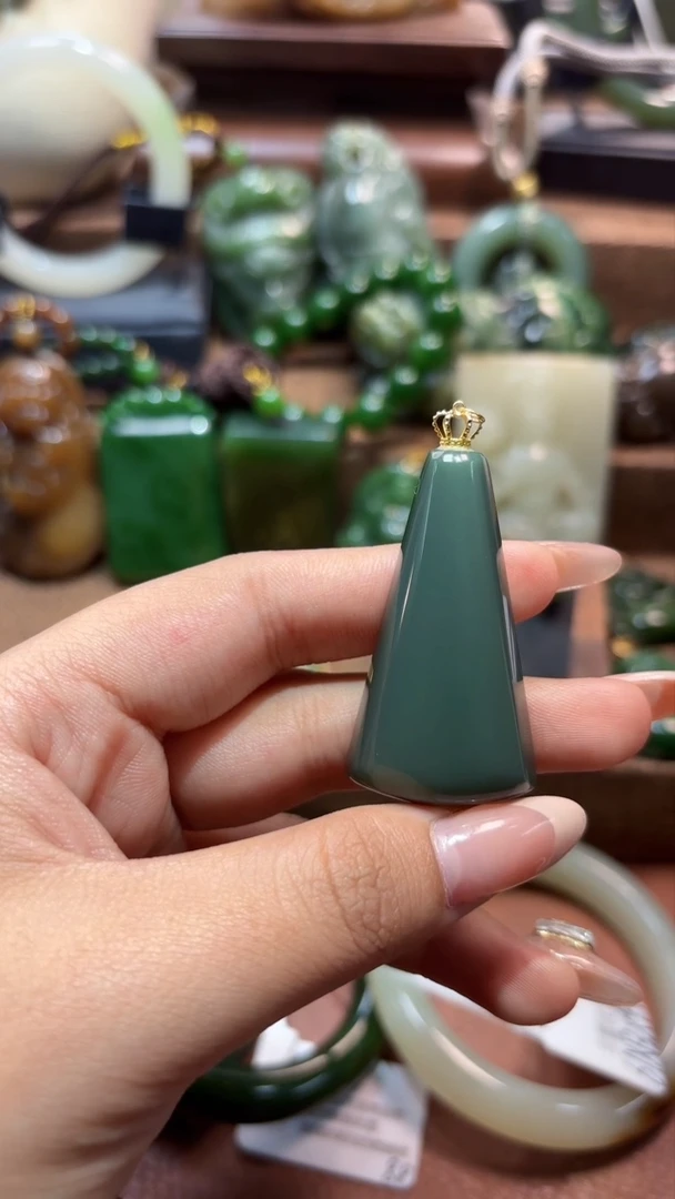 颈饰18K金镶嵌和田玉（碧玉）1