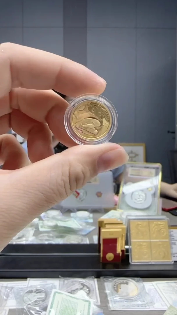 纯金2009年1/10盎司本金牛带证配盒子吊坠