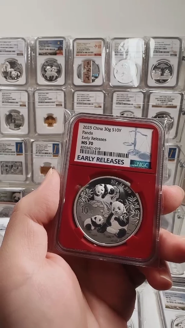 【闪购商品】纯银25年熊猫银币NGC70分早期红内