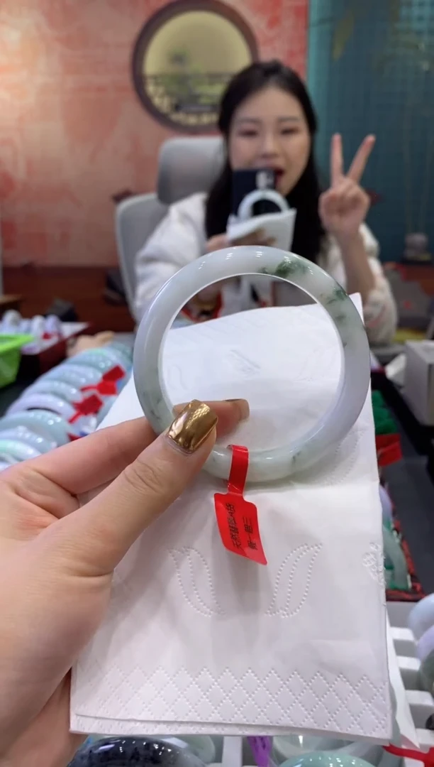 【闪购商品】翡翠手镯未镶嵌多人19437