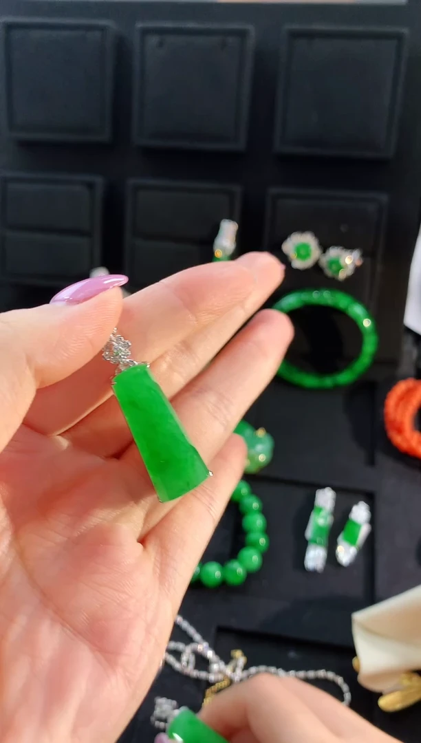 【闪购商品】翡翠吊坠(不含链)18K金镶嵌吊坠