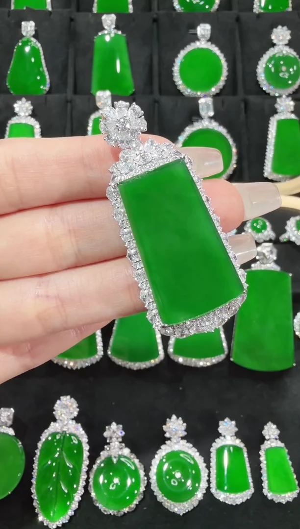 颈饰18K金镶嵌翡翠无事牌天然A货翡翠72h鉴赏期