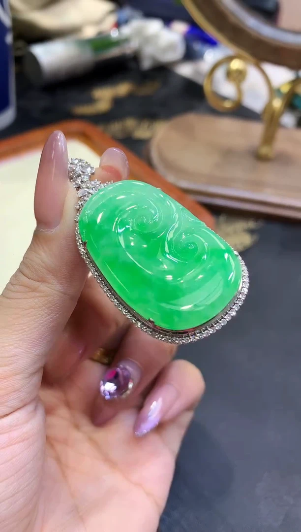 18K金镶嵌挂件翡翠大如意