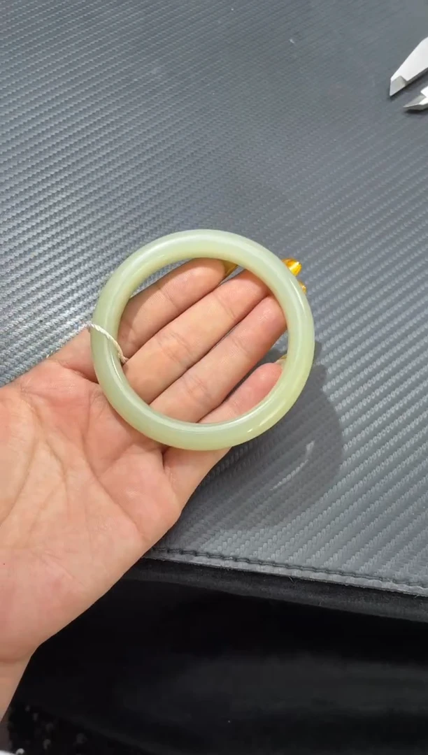 未镶嵌手镯和田玉秀*近矿57+手镯微色差