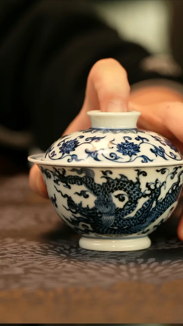 中式垂虹慕古铠甲龙纹盖碗