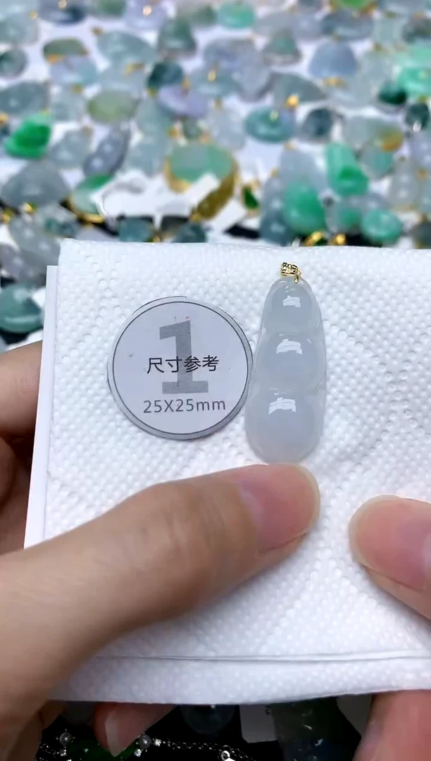 颈饰18K金镶嵌翡翠天然A货翡翠