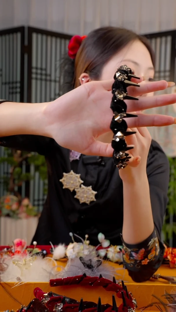 织绣黑色发箍水钻