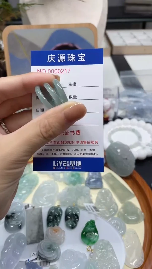 翡翠未镶嵌颈饰多样性发其一