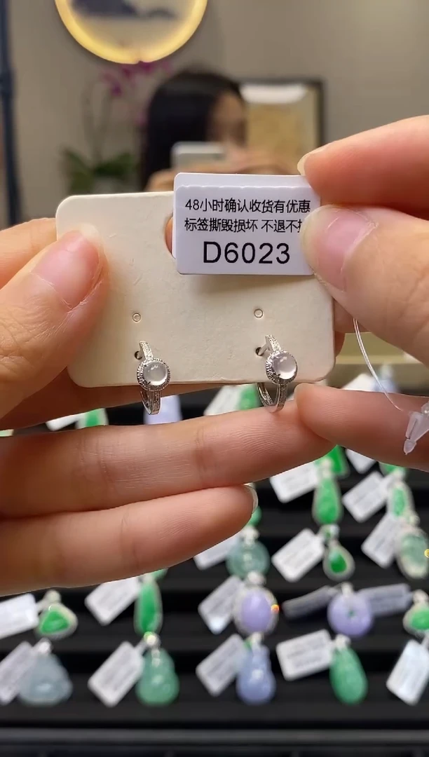 18K金镶嵌翡翠耳饰D6023 旦面耳包 含运营费