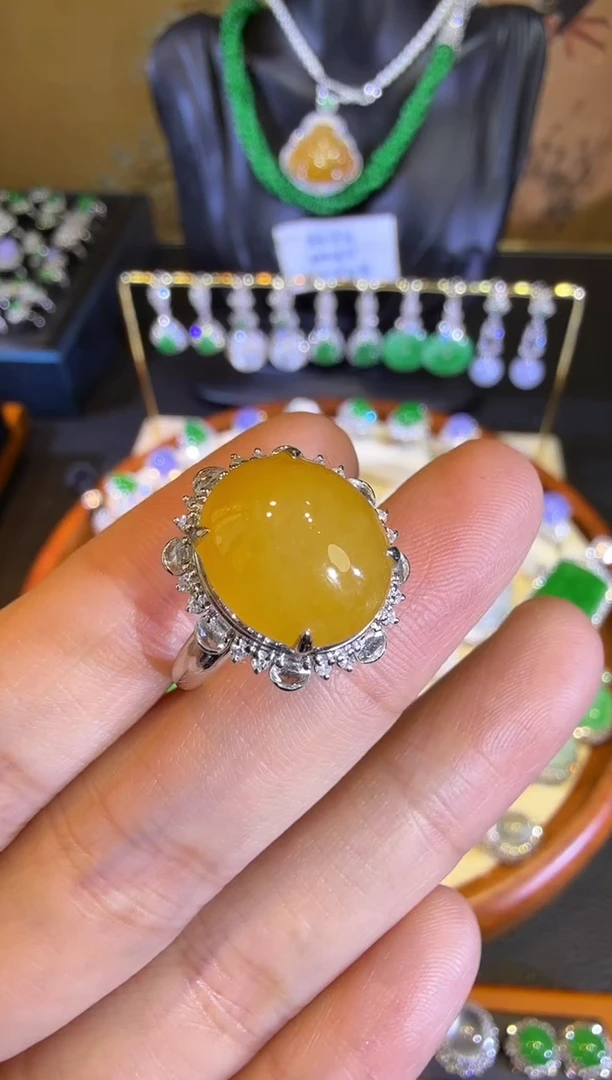 【闪购商品】翡翠戒指18K金镶嵌芬达黄蛋面