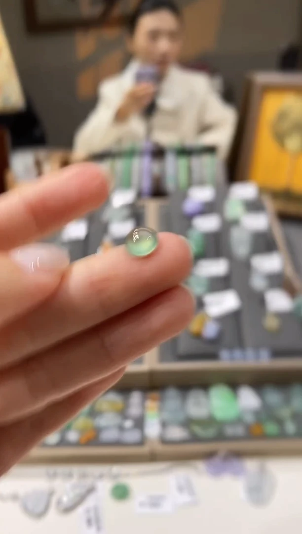 颈饰未镶嵌翡翠蛋面