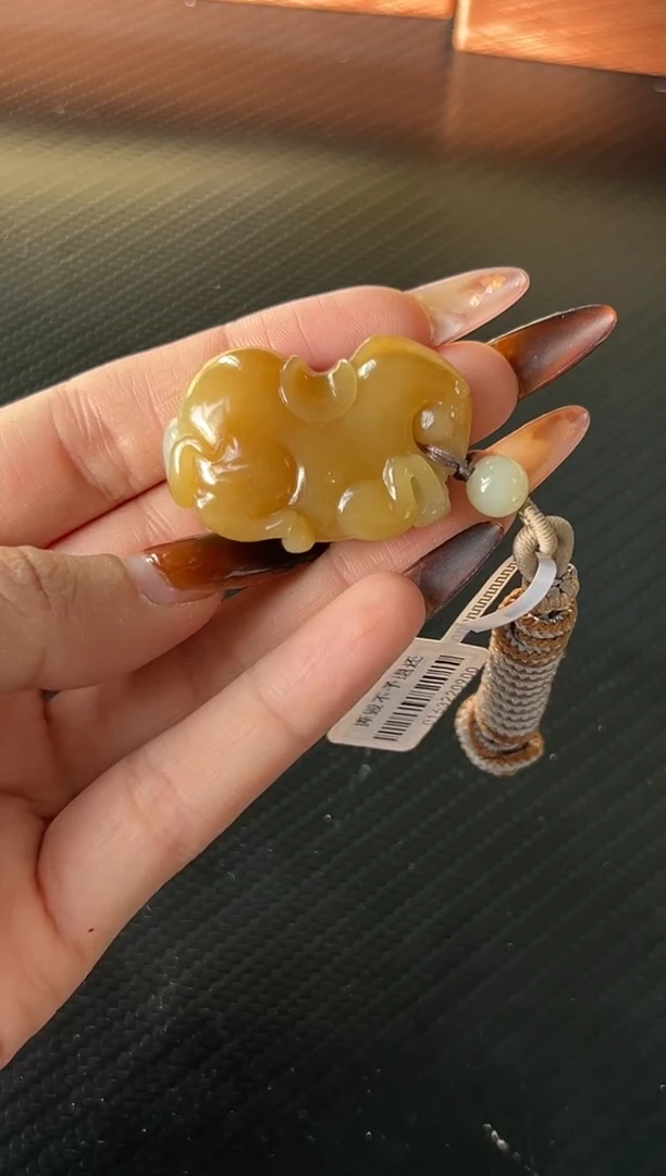 吊坠(赠链)未镶嵌和田玉若羌微色差吊坠