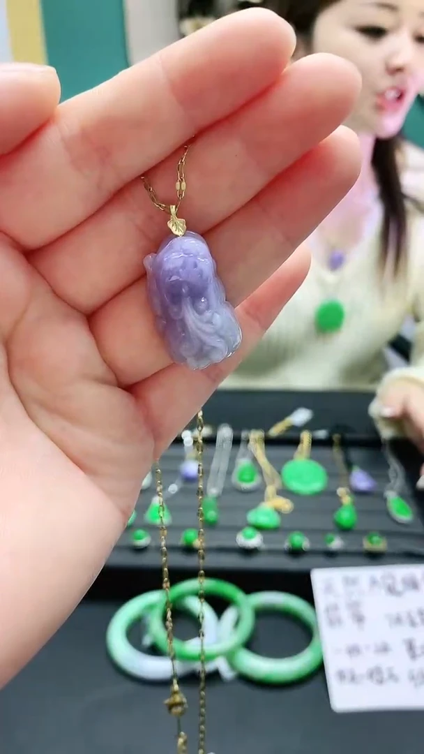 颈饰18K金镶嵌翡翠赠礼盒证书