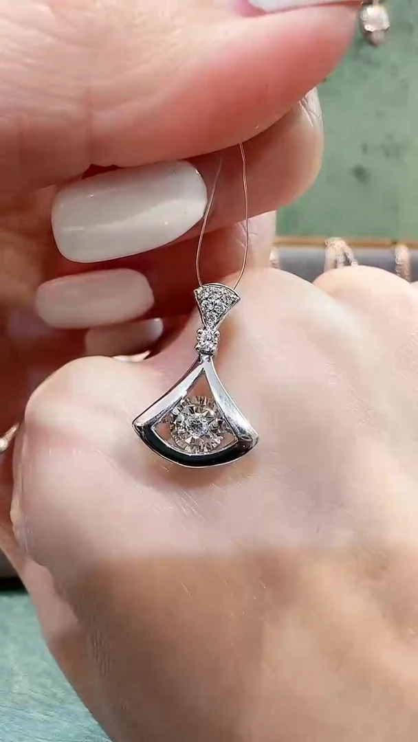 【闪购商品】钻石吊坠(不含链)18K金镶嵌18K金钻石裙子吊坠