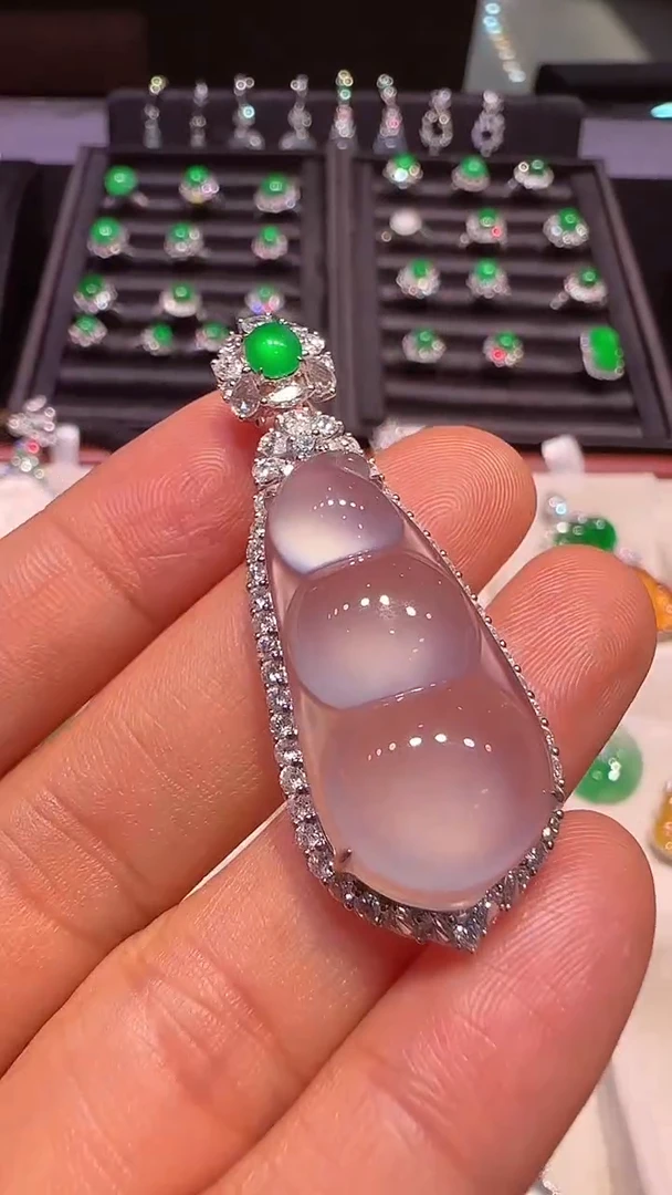 【闪购商品】翡翠颈饰18K金镶嵌冰豆