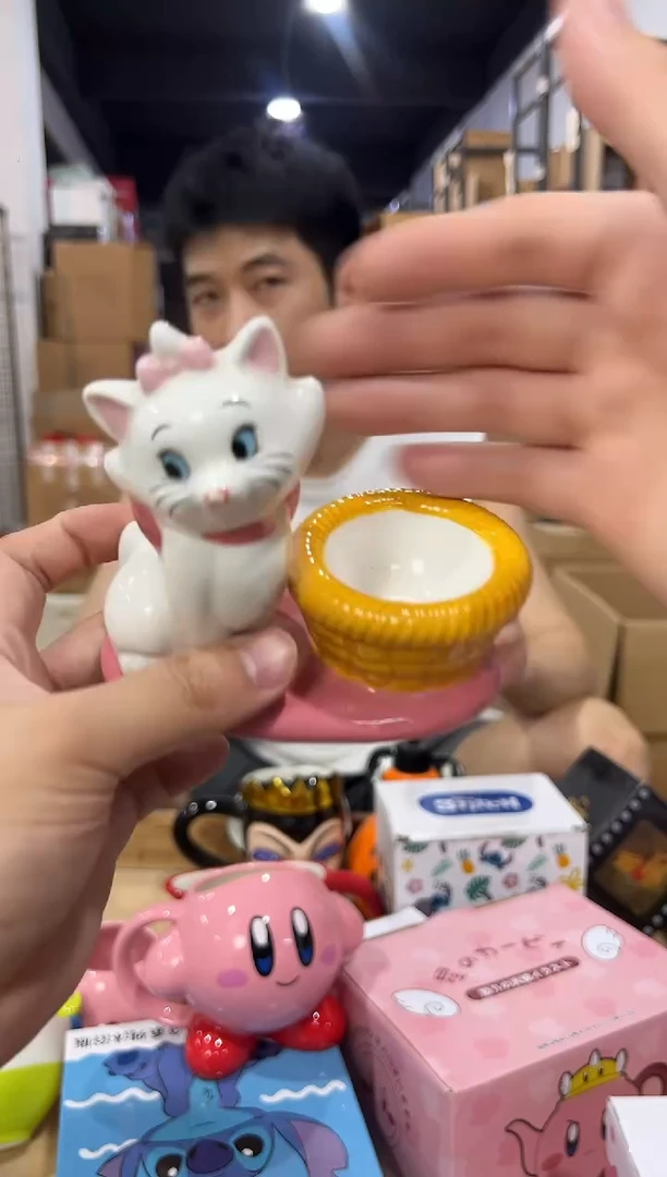 瓷片玛丽猫蛋托摆件