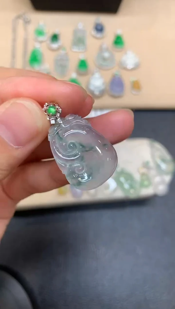 颈饰18K金镶嵌翡翠如意【无服务费