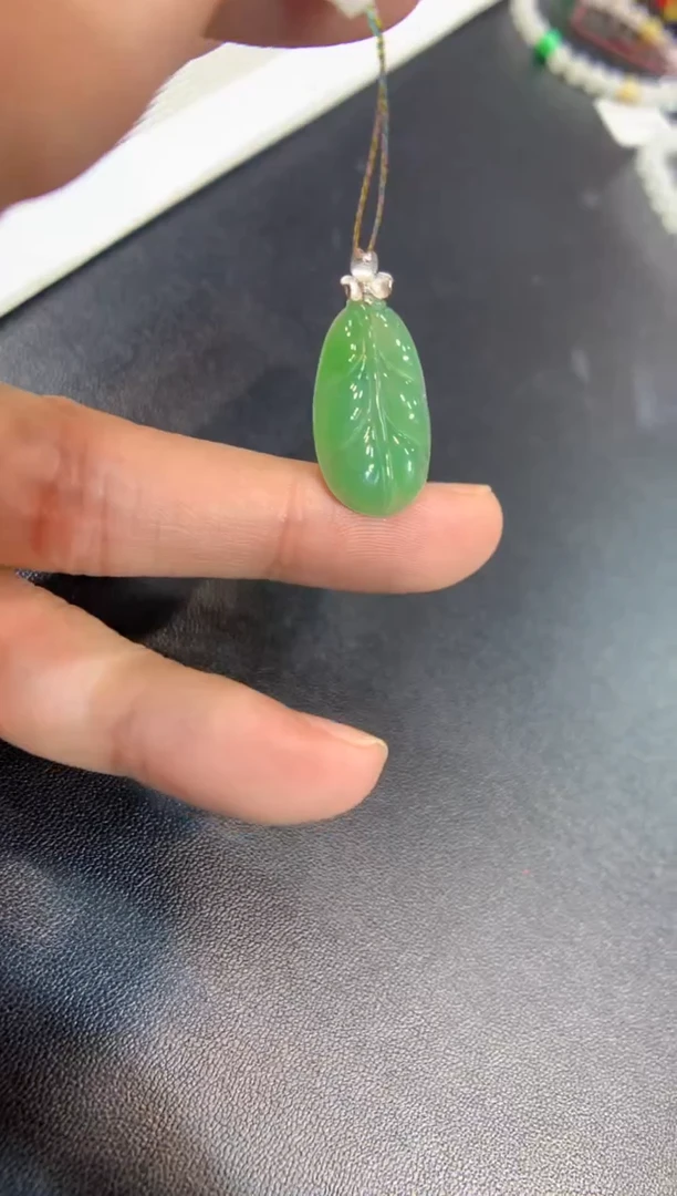颈饰18K金镶嵌翡翠叶子