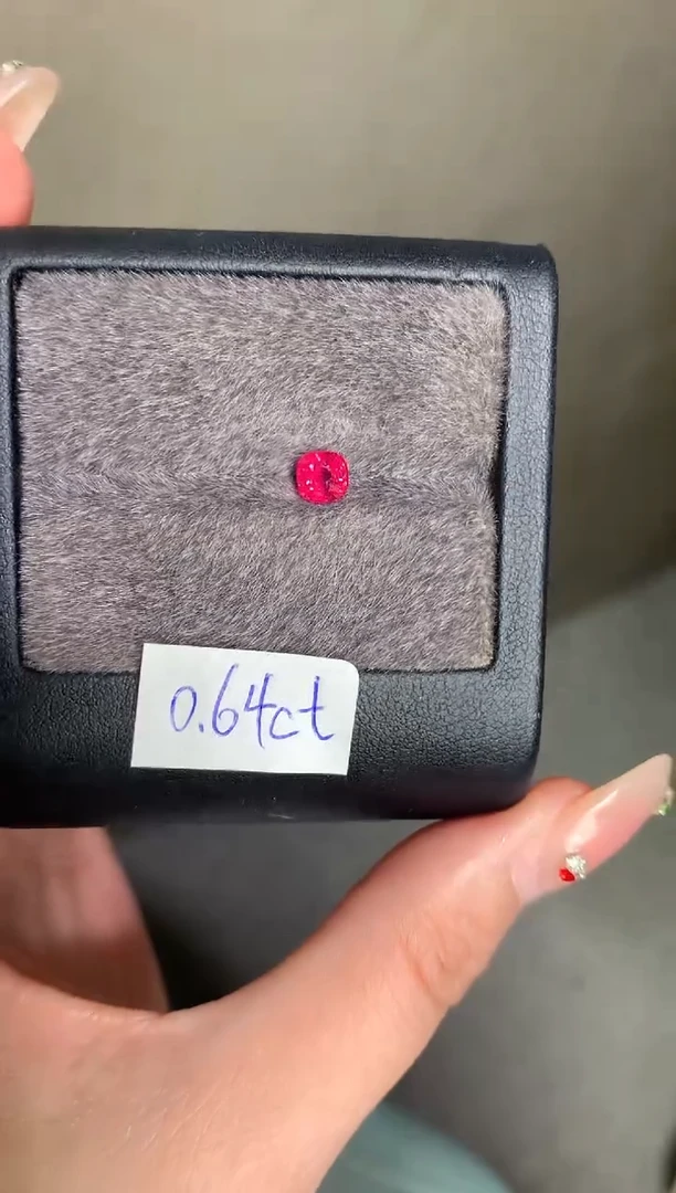 未镶嵌裸石定制尖晶石安**铐枕型 绝地武士 0.66ct