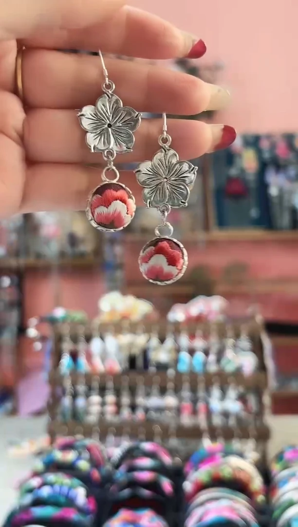 织绣彩云南阁老绣饰品44