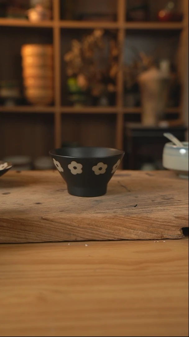 黑色雕刻小花花的螺纹斗笠米饭碗