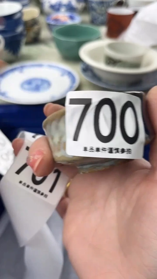 （***）700
