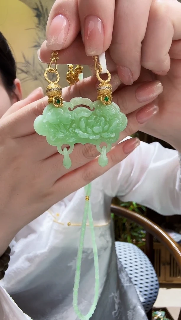 颈饰未镶嵌翡翠吊坠
