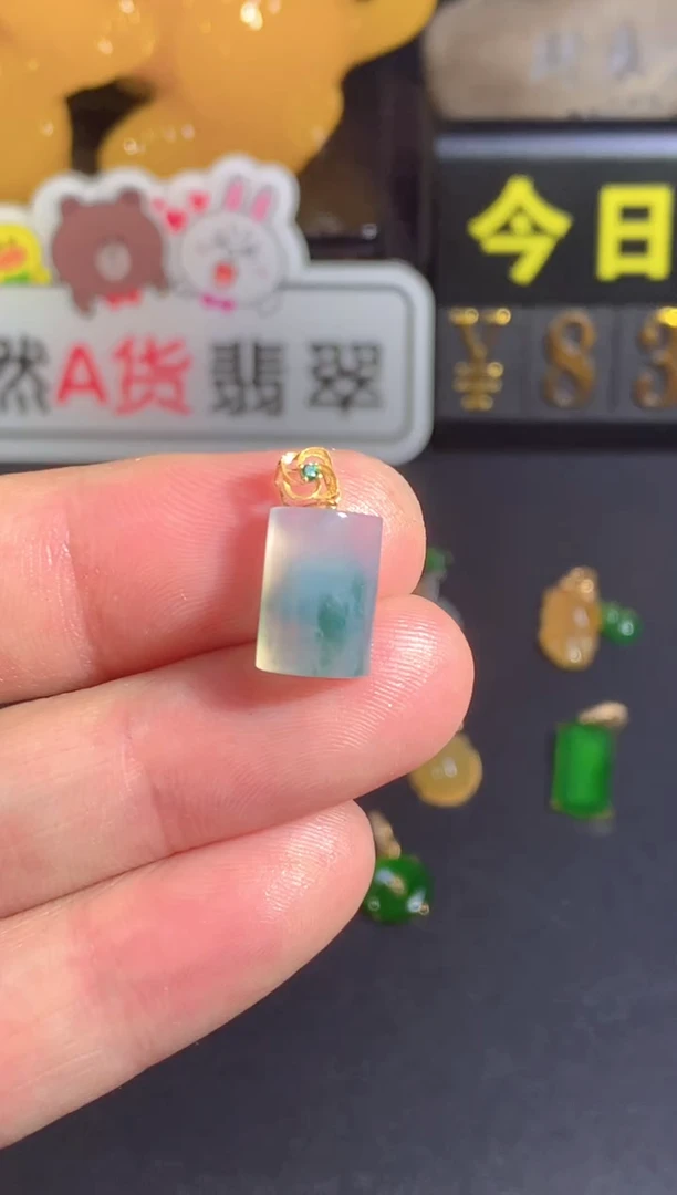 颈饰18K金镶嵌翡翠