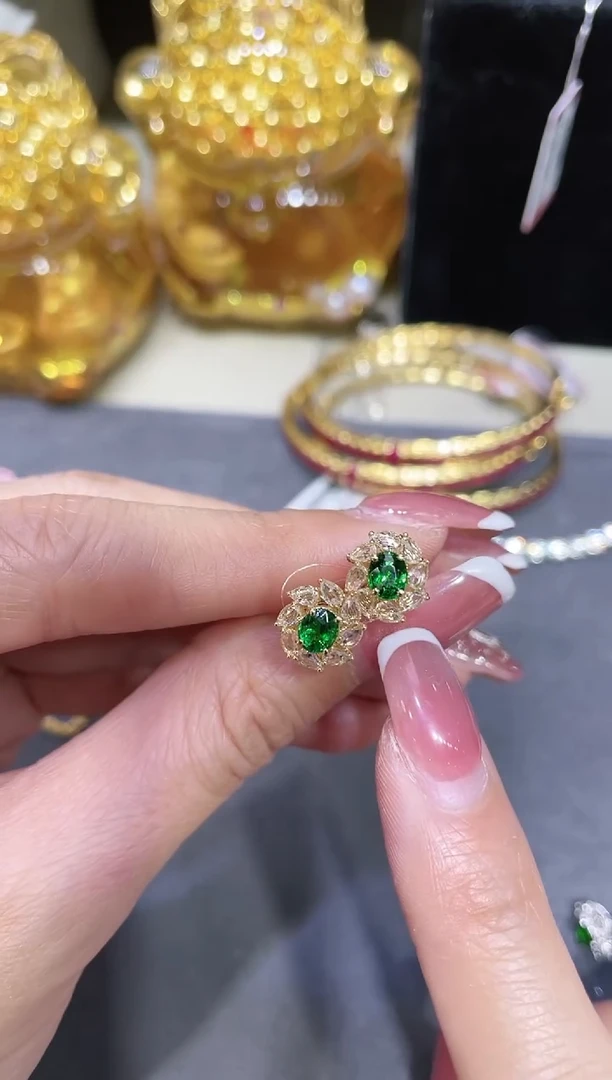 18K金镶嵌石榴石沙弗莱耳饰