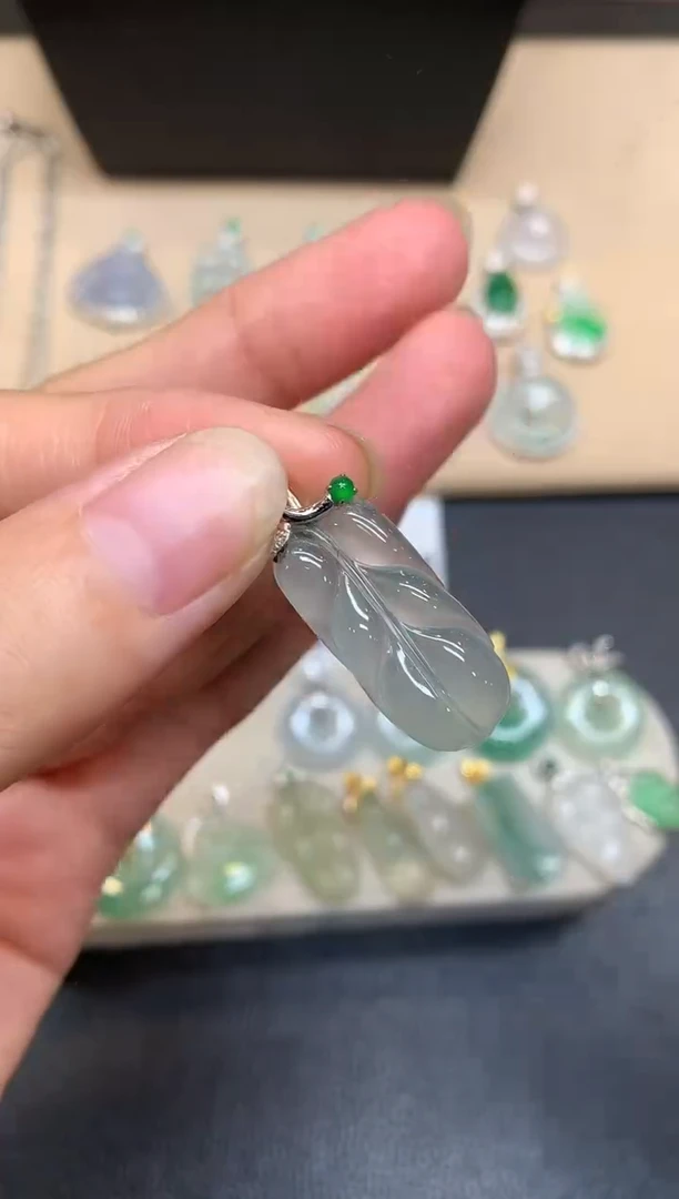 颈饰18K金镶嵌翡翠树叶【无服务费
