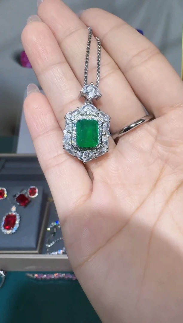 吊坠(赠链)18K金镶嵌祖母绿1