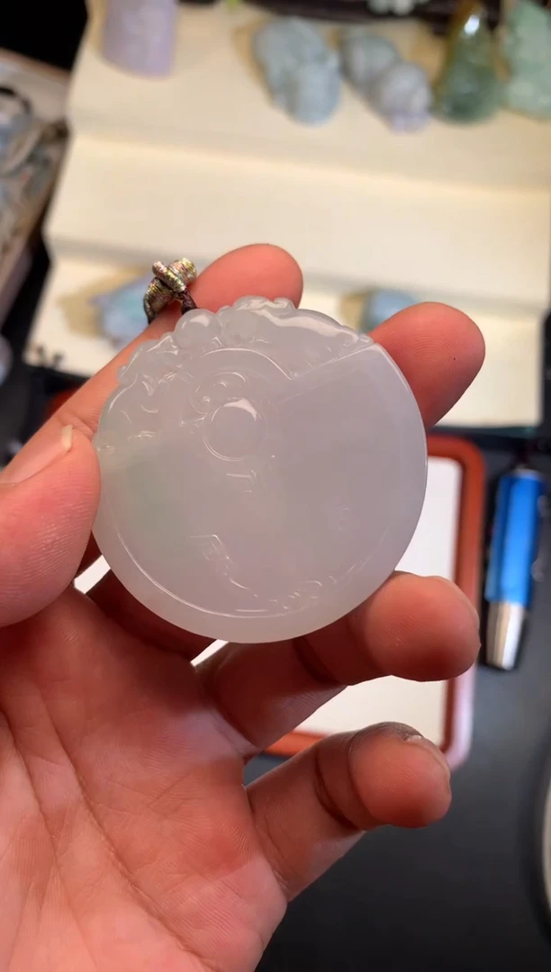 翡翠未镶嵌颈饰6/06/200