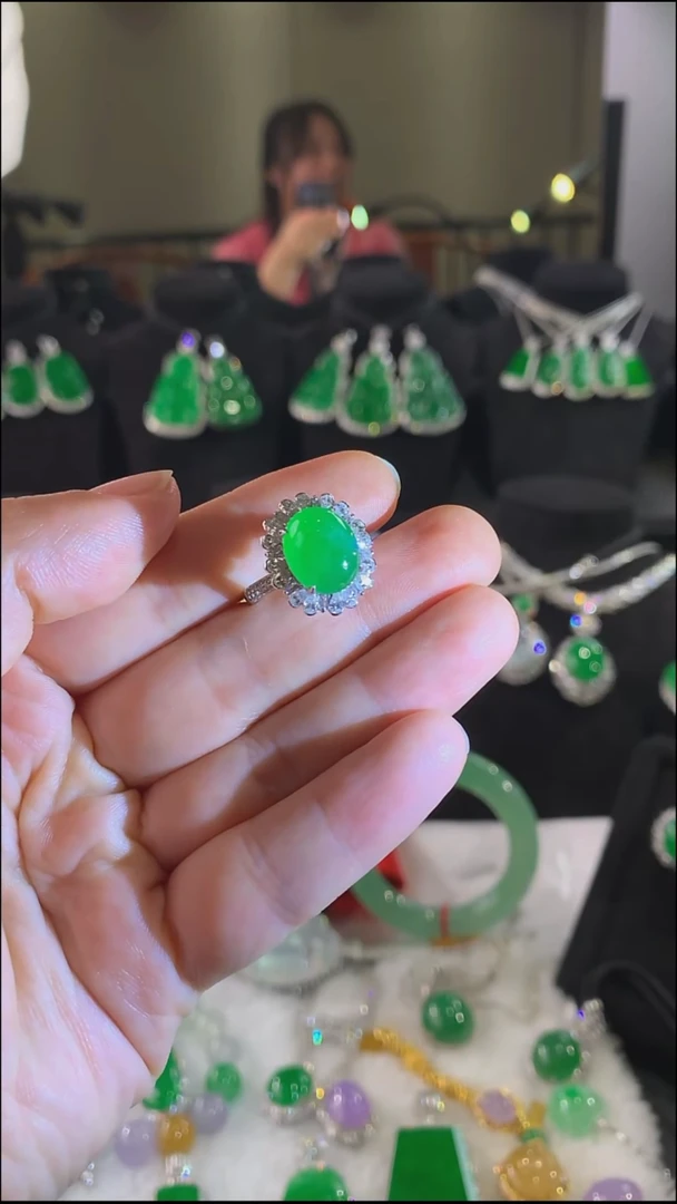 18K金镶嵌戒指翡翠戒指