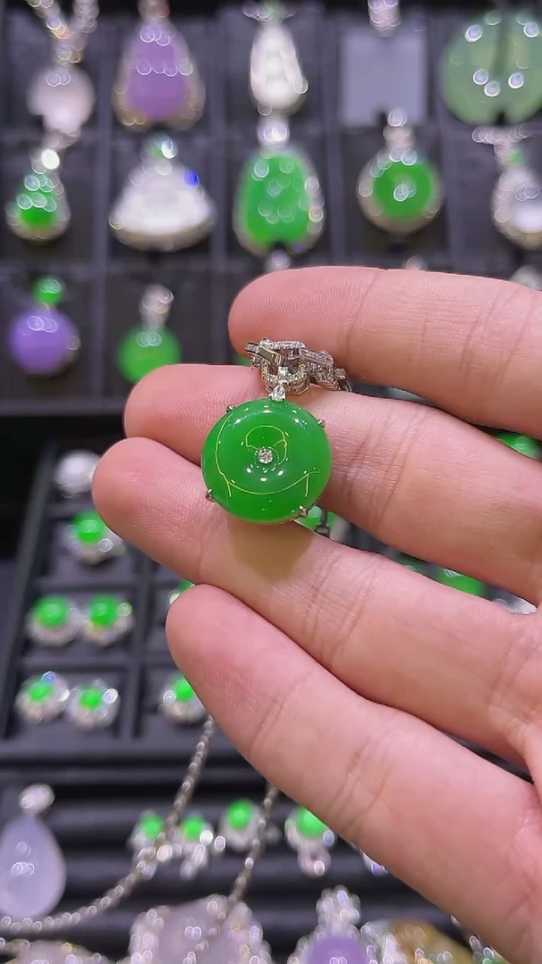 颈饰18K金镶嵌翡翠吊坠