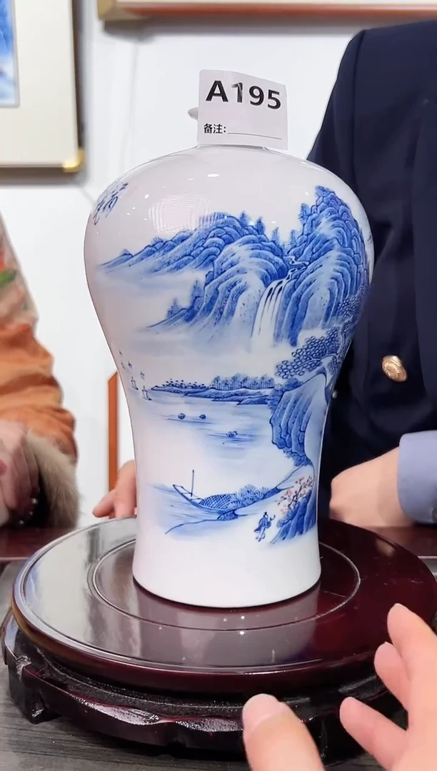 【闪购商品】瓶青花加彩山水梅瓶195