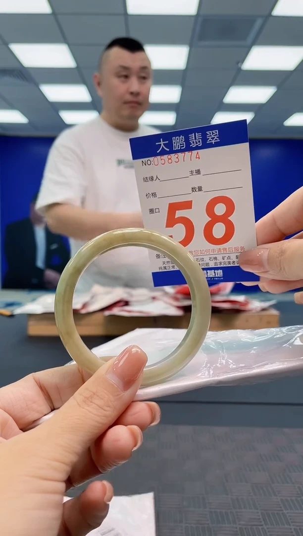 翡翠手镯未镶嵌AAAAAAAA