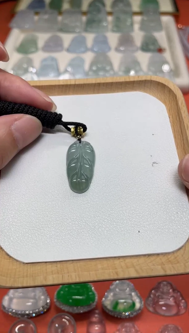 翡翠未镶嵌颈饰叶子