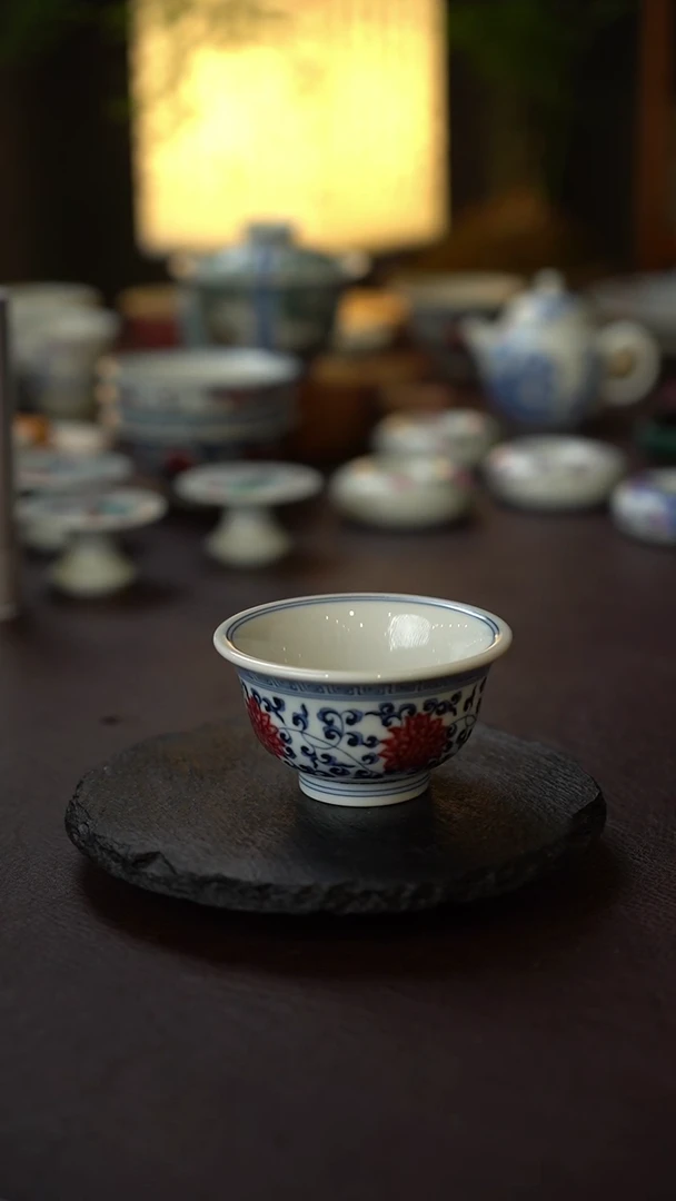34号德镇全手工手绘青花釉里红缠枝莲压手杯（大）